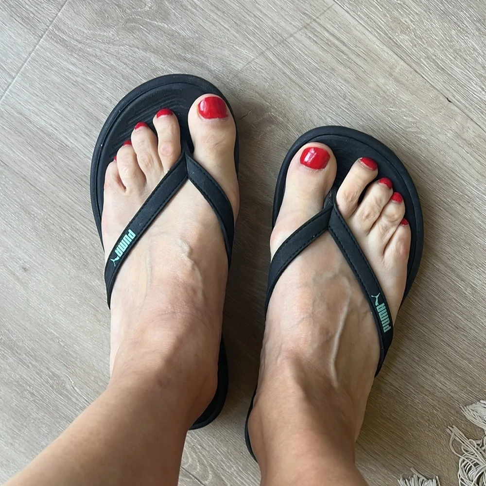Two pairs of flip flop (Teva & Puma) both in size 8 and color black and brown - Picture 7 of 11